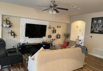 Cute Masterbed near Downtown has Balcony rooms