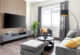 Sch  ne Wohnung nahe Stadtzentrum allows 18 year olds to book a room