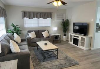 Cozy Home In Beverly Hills allows 18 year olds to book a room