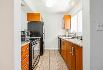 Lovely FULL 1br Condo w/ Heated Pool & Spa allows 18 year olds to book a room