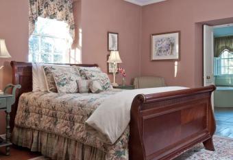 Wayside Inn Bed and Breakfast has rooms with a private hot tub