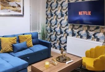 The Gold Room , stylish apartment near City Centre has Balcony rooms