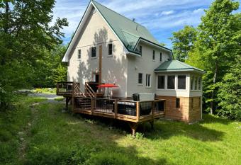 A Superior Experience - Tremblant N - hot tub and gym has rooms with a private hot tub