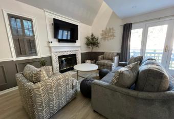 Newly Renovated Loft Villa at Norwich Spa with amenities, 3 minutes to Mohegan has Balcony rooms