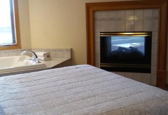 The Lodge at Leathem Smith has Balcony rooms