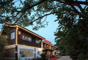 Yurong West Lake Cottage Resort Hotel Hangzhou has Balcony rooms