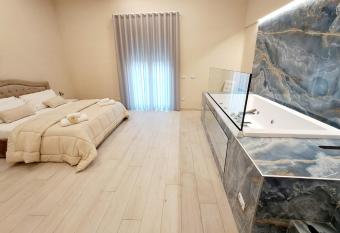 B&B POMPEII LUXURY center has rooms with a private hot tub