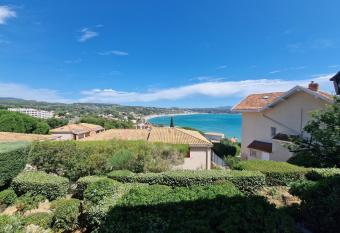 T2 vue mer, proche plage & parking priv  e allows 18 year olds to book a room