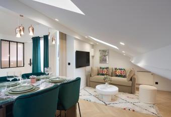 Le XV Cannes has rooms with a private hot tub