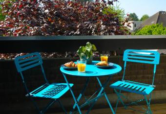 Cosy Z  nith allows 18 year olds to book a room