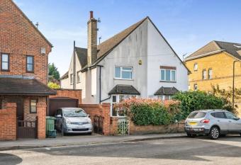 3 Bedroom House to Rent in Marston Oxford allows 18 year olds to book a room