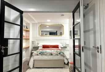 Luxury Town Centre Apartment has Balcony rooms