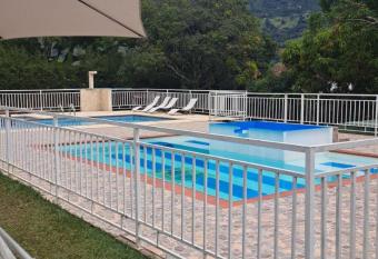 Club Campestre El Oasis allows 18 year olds to book a room