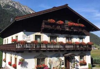 Haus Rosemarie has Balcony rooms