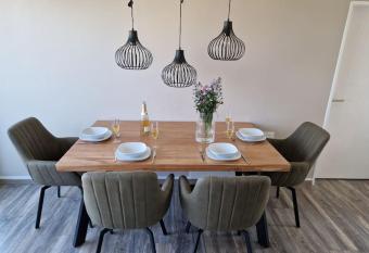 Moderne Wohnung in Z  lpich allows 18 year olds to book a room