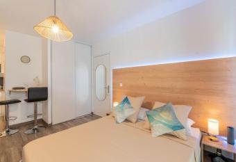 Le petit patio fleuri has Balcony rooms