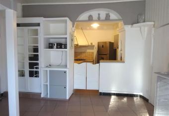 BEAU STUDIO pour 4 p    5 mn de la plage has Balcony rooms