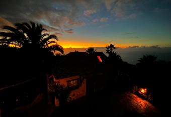 Kanarisches Haus mit Traumblick has Balcony rooms