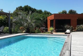 Villa de standing    Lacanau has rooms with a private hot tub