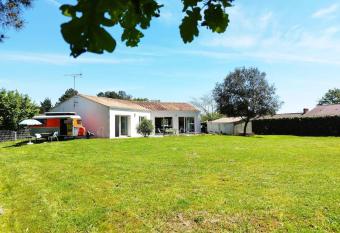 calme villa spacieuse pens  e pour10 proche mer has Balcony rooms