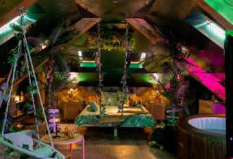 Dynasty Jungle Home Spa Jacuzzi has rooms with a private hot tub