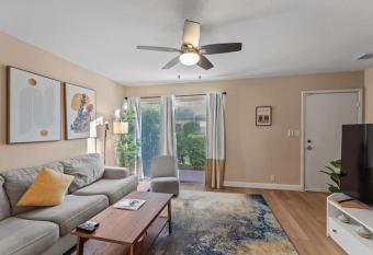 Great Haven FULL CONDO: 2BR /1.5B apt, w/ pool allows 18 year olds to book a room