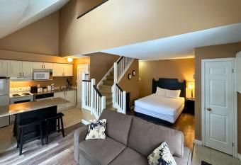 Mountain Loft Suite with Pool and Hot Tub has rooms with a private hot tub