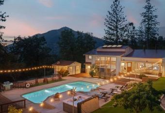 3 Bedrooms with 2 Bonus Rooms and Views! Pool with Spa has rooms with a private hot tub