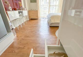 Quiet Studio 5 Mins from Airport with Fast Wifi, Netflix, Gym, Pool has Balcony rooms