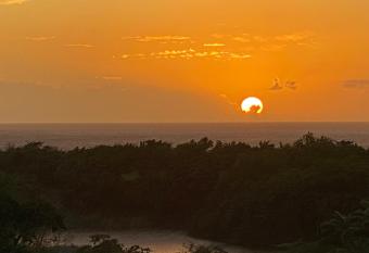 1er   tage vue mer villa la Mahaudiere    300m de la plage de Grande Anse    pied allows 18 year olds to book a room