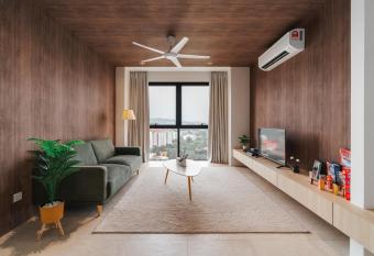 Lumi Tropicana PJ Golf Club has rooms with a private hot tub