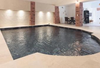 Maison avec piscine en centre ville allows 18 year olds to book a room