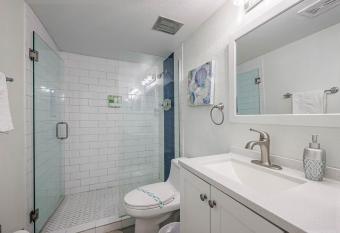 Luxury 2BR APT w/Pool & Spa in Old Town! PRIME LOCATION has rooms with a private hot tub