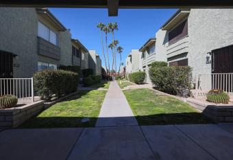 GREAT FULL 2 BR Condo W/Heated Pool Across Mall allows 18 year olds to book a room