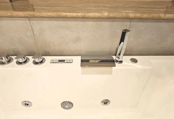 Lux Beach Apartment GOLD has rooms with a private hot tub