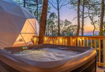 Luxe Dome w Hot Tub King Bed Full Bath & FirePit has Balcony rooms