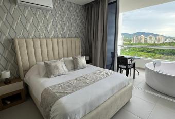 Suite con Jacuzzi, vista al mar y piscinas piso 13 has rooms with a private hot tub