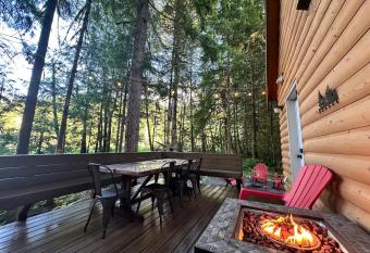 Cozy Cabin Retreat Mount Baket Views has rooms with a private hot tub