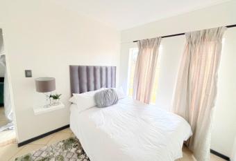 Rhegimel has rooms with a private hot tub