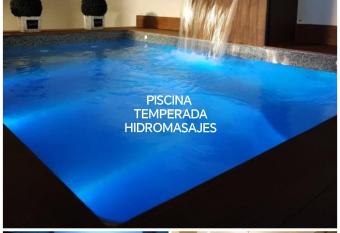 PENTHOUSE con Calefacci  n PISCINA TEMPERADA has rooms with a private hot tub
