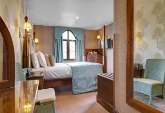 Cedar Manor allows 18 year olds to book a room