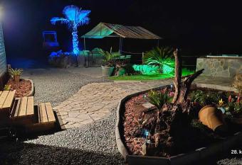 Casa Oasis Cottage has rooms with a private hot tub