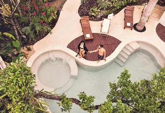 Deluxe Resort House has rooms with a private hot tub