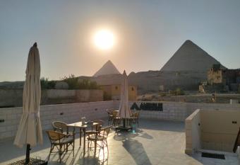 Antique Pyramids Inn has Balcony rooms