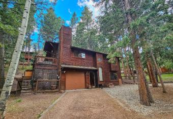 The Quiet Place has rooms with a private hot tub