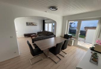 Gro  z  gige Unterkunft im Erdgeschoss has Balcony rooms