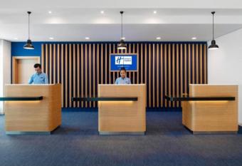 hindustan guest house has rooms with a private hot tub