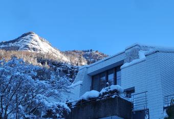 Rigi Paradise in Vitznau, Lake access, Ferry Terminal, Rigibahn, Restaurants all 2 minutes walking distance has Balcony rooms