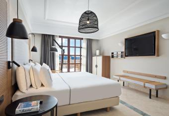 Melia Villaitana has rooms with a private hot tub