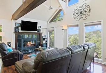 Treetop Lake Escape has Balcony rooms